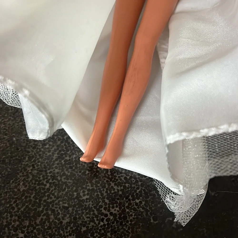 Vintage excellent condition, Barbie blushing bride blonde hair doll 1990s